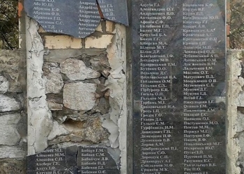 Ничего святого: в Прощеное воскресенье неизвестные разбили мемориальную доску жертвам политических репрессий