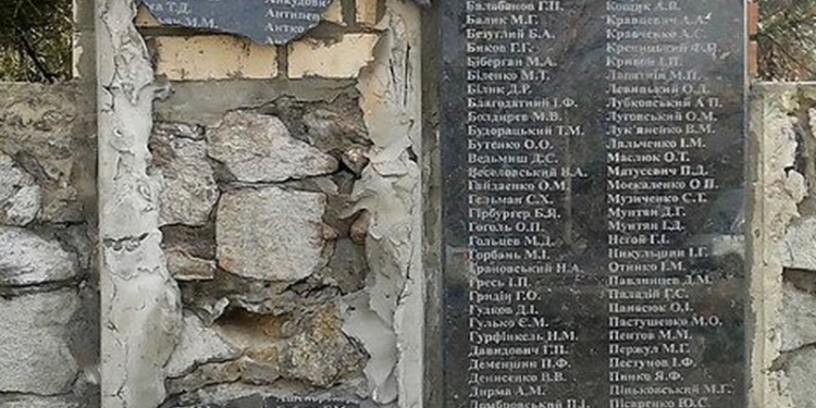 Ничего святого: в Прощеное воскресенье неизвестные разбили мемориальную доску жертвам политических репрессий