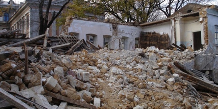 Наступление “русского мира”: в Симферополе разрушили Дом Пушкина