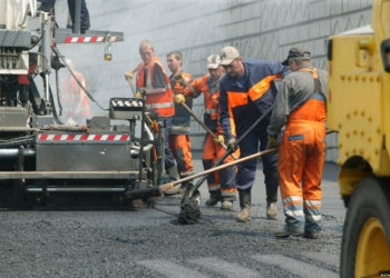 Дороги в Херсоне уже начали ремонтировать… за счет местных жителей