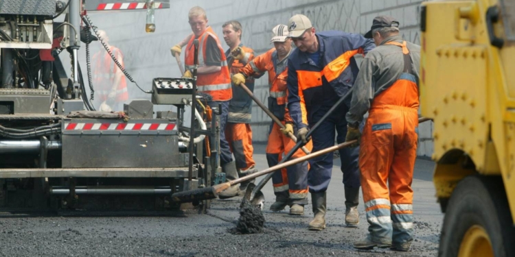 Дороги в Херсоне уже начали ремонтировать… за счет местных жителей