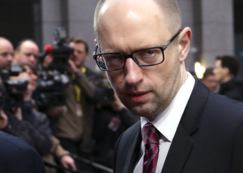 Россияне смогут въезжать в Украину только по загранпаспортам – Яценюк