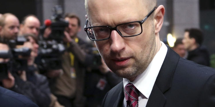 Россияне смогут въезжать в Украину только по загранпаспортам – Яценюк