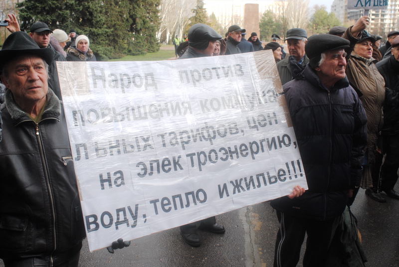 Коммунистический митинг под Николаевским горсоветом разогнали активисты и дождь 11
