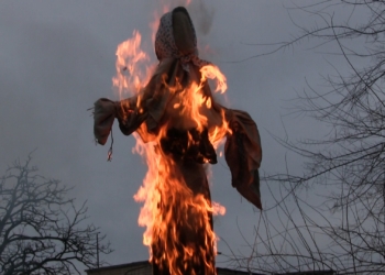 “Гори, гори ясно, чтобы не погасло!” – николаевцы с шутками и речевками сожгли чучело Зимы