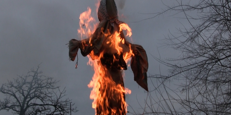 “Гори, гори ясно, чтобы не погасло!” – николаевцы с шутками и речевками сожгли чучело Зимы