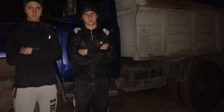 Активисты задержали машину с ворованным песком в Балабановском лесу