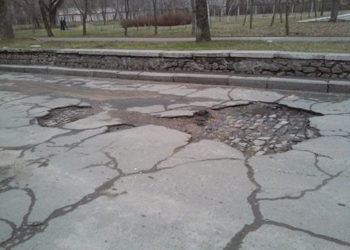 Николаевцы в соцсетях жалуются на убитые дороги и требуют не закапывать асфальт в лужи