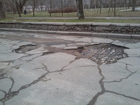 Николаевцы в соцсетях жалуются на убитые дороги и требуют не закапывать асфальт в лужи