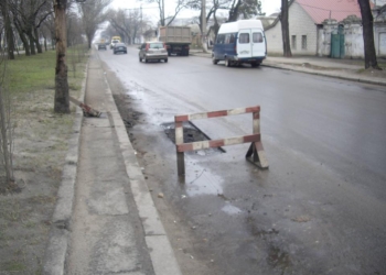 Николаевцы в соцсетях жалуются на убитые дороги и требуют не закапывать асфальт в лужи
