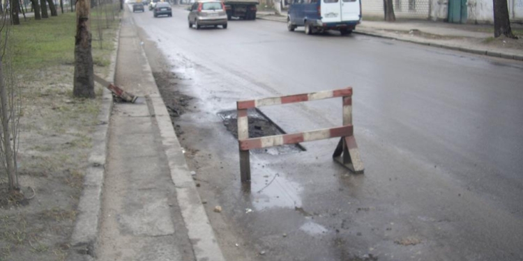 Николаевцы в соцсетях жалуются на убитые дороги и требуют не закапывать асфальт в лужи
