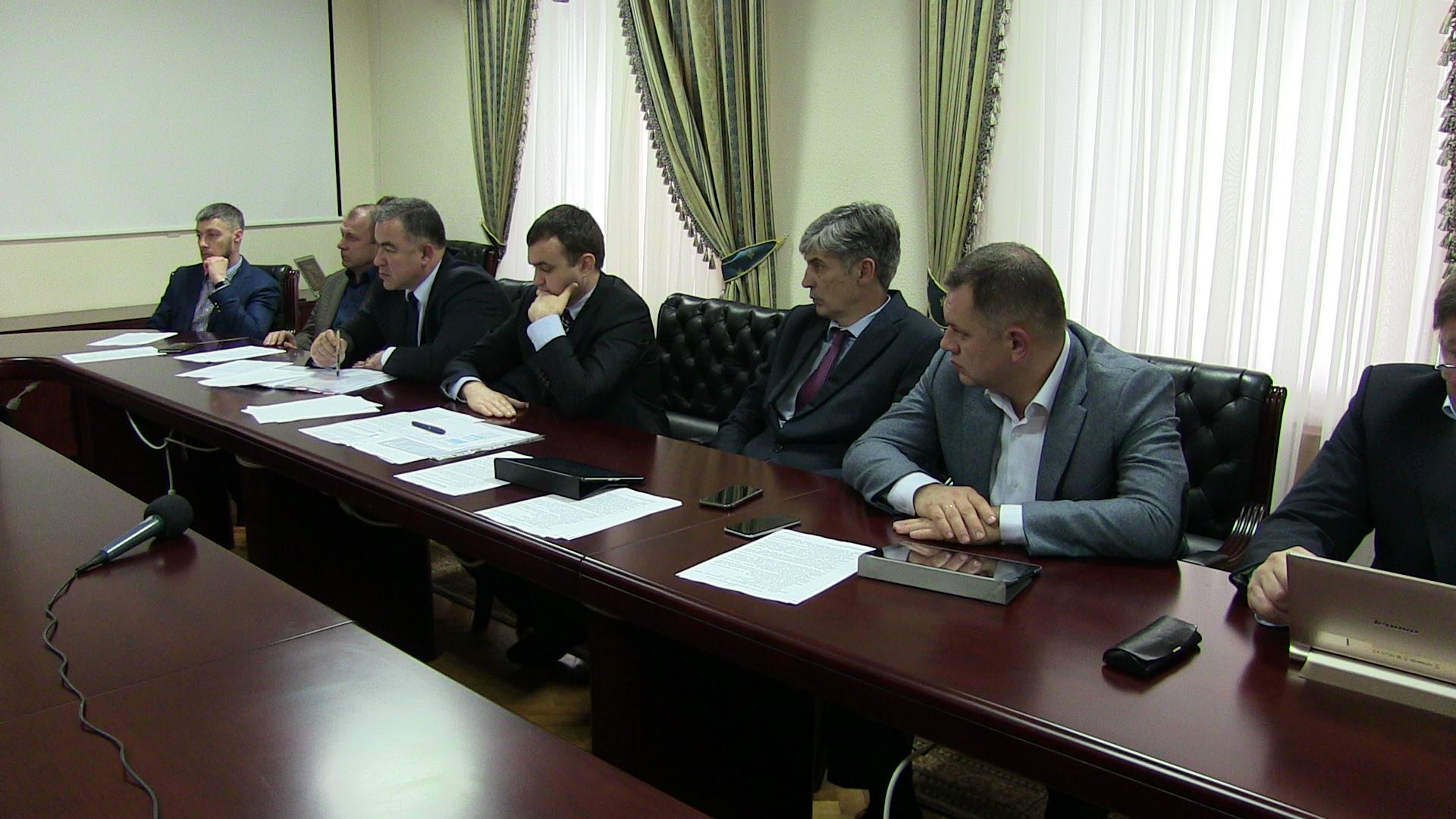 Убитые дороги, проблемы с лекарствами, острые углы бюджетной  децентрализации – обсуждали  на встрече народные депутаты, мэр и губернатор