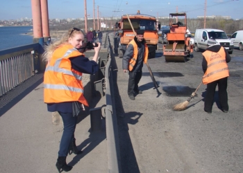 Ремонт покрытия на мостах может оказаться недолговечным. Активисты и дорожники обвиняют в этом гаишников