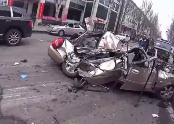 В центре Донецка танк боевиков раздавил машину с людьми