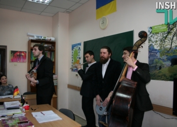 Серенады накануне 8 марта: «RockyTop» оригинально поздравил студенток и преподавательниц ЧГУ им.П.Могилы