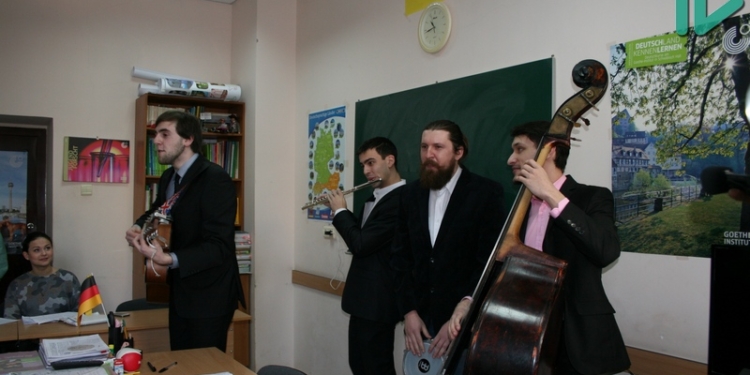 Серенады накануне 8 марта: «RockyTop» оригинально поздравил студенток и преподавательниц ЧГУ им.П.Могилы