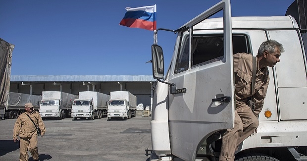 Новый российский гумконвой пересек украинскую границу.  РФ утверждает, что украинские пограничники и таможенники участвовали в его оформлении