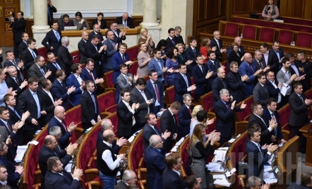 Рада отменила выплату пенсий работающим чиновникам контролирующих органов