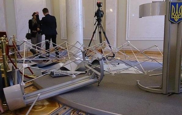 В Раде собираются взыскать с нардепов убытки из-за драки