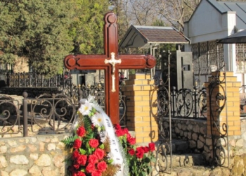 Янукович присутствовал на похоронах сына в Крыму