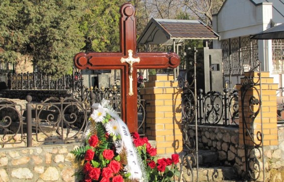 Янукович присутствовал на похоронах сына в Крыму