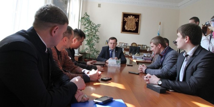 Николаевцы требуют не повышать стоимость проезда в «маршрутках» и уволить Александра Женжеруху