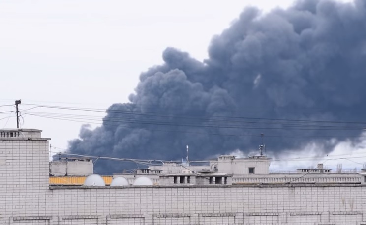 В Новомосковске произошел масштабный пожар на механическом заводе 1