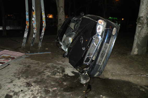 Ночное ДТП возле Центрального рынка. Машина врезалась в стойку рекламного щита