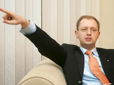 Яценюк требует конфисковать $1,4 млрд Януковича