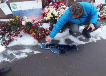В Москве «антимайдановцы» в «колорадских» шарфах устроили погром на месте убийства Немцова