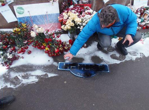 В Москве «антимайдановцы» в «колорадских» шарфах устроили погром на месте убийства Немцова