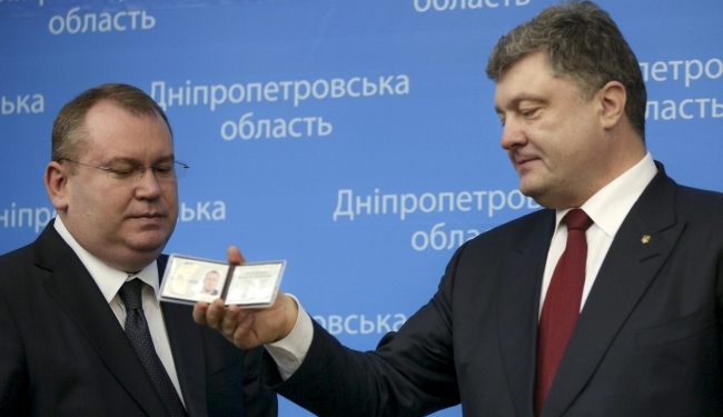 Президент представил Председателя Днепропетровской ОГА Резниченко. Коломойский сидел рядом