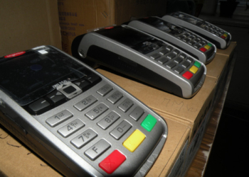 Сегодня в Николаеве гаишников учили брать штрафы прямо на месте нарушения ПДД, но – с помощью банковских карт