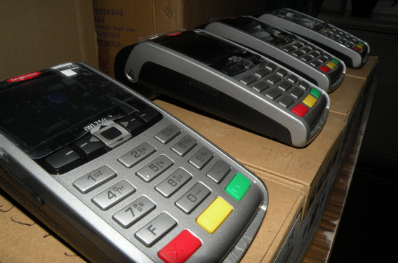 Сегодня в Николаеве гаишников учили брать штрафы прямо на месте нарушения ПДД, но – с помощью банковских карт