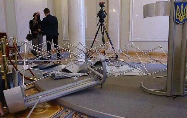 “Он меня ударил по морде”! Самокритичный Ляшко подрался с Мельничуком в Раде