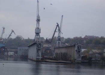 Кто-то занял часть базы отдыха судостроительного завода им.61 коммунара и что-то там строит