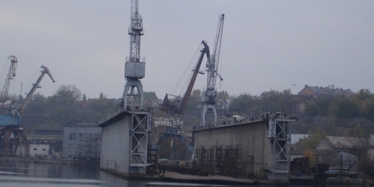 Кто-то занял часть базы отдыха судостроительного завода им.61 коммунара и что-то там строит