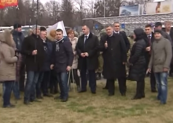 Порошенко в “Борисполе” резко пообщался с пикетчиками