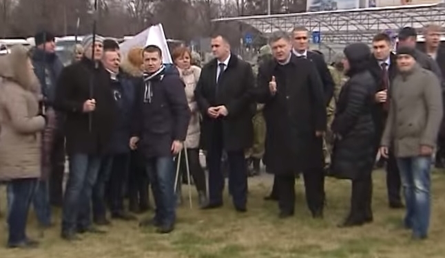 Порошенко в “Борисполе” резко пообщался с пикетчиками