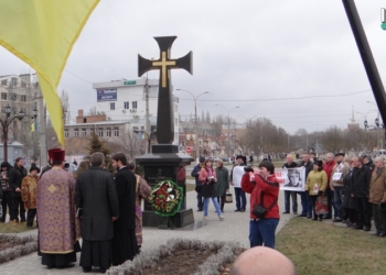 «За Украину, за Мир, за Надежду» – две сотни николаевцев вышли поддержать Надежду Савченко