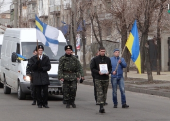 «Герои не умирают!»: николаевцы встретили живым коридором бойцов, погибших в АТО