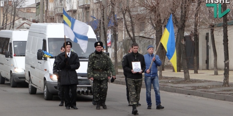«Герои не умирают!»: николаевцы встретили живым коридором бойцов, погибших в АТО