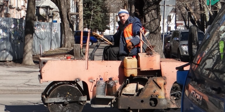 В Николаеве начался ремонт дорог. Насколько долговечными окажутся дорожные “пломбы”? Начинаем эксперимент