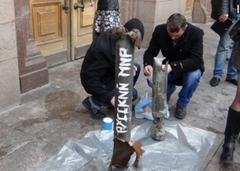 В Николаевскую мэрию принесли “Русский мир”: общественники пригрозили депутатам горсовета снарядами установки “Град”