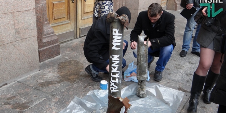 В Николаевскую мэрию принесли “Русский мир”: общественники пригрозили депутатам горсовета снарядами установки “Град”