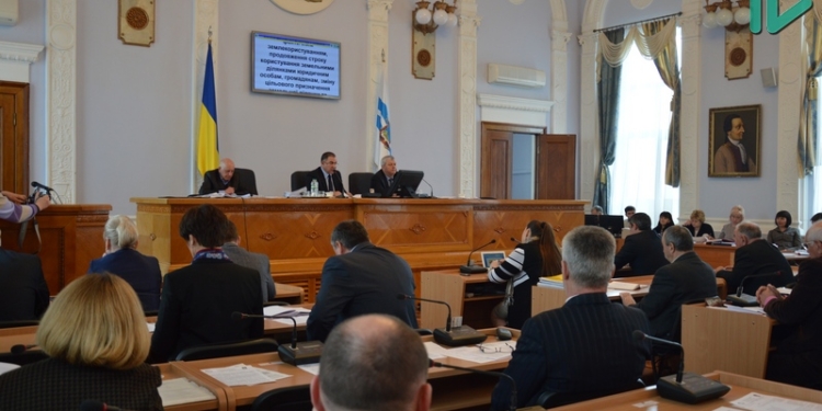 Сессия горсовета продолжила работу, депутатов мало, но голосов пока хватает