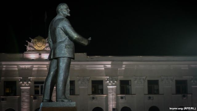 В Симферополе перекрасили Ленина