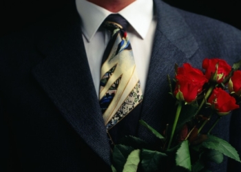 Все для тебя, дорогая! Мужчина воровал деньги с карточки любимой, за них и покупал ей подарки