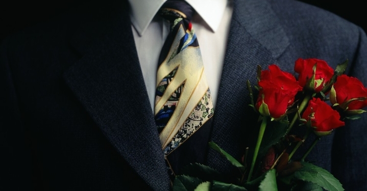 Все для тебя, дорогая! Мужчина воровал деньги с карточки любимой, за них и покупал ей подарки