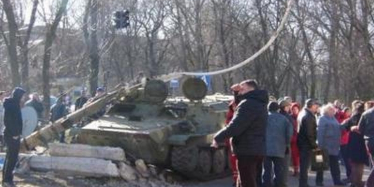 После смертельного ДТП в Константиновке, разъяренная толпа штурмует казарму ВСУ (18+)